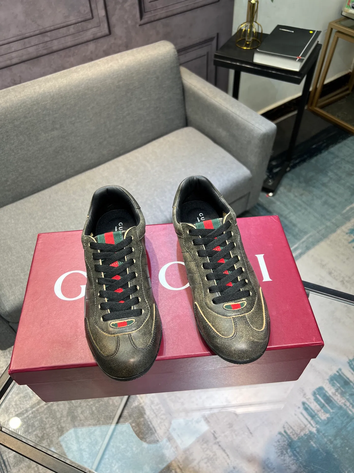Men's shoes 💰580 Gucci Gucci small dirty shoes full series upgrade, long-term production GG Gucci series old casual small dirty shoes catwalk style ZP developed pure original version... metal double G crystal cylindrical mark... Gucc original pattern webbing... upper color rubbed cowhide matte stitching classic double G cloth, code number: 35-44 (female 41, male 45. Customization is not returnable) Fabric: original custom cowhide Inner: original custom cowhide Feet: original cowhide injection molding. Outsole: original open molding sole. Packaging: original full set of packaging. Color: official website updated simultaneously.